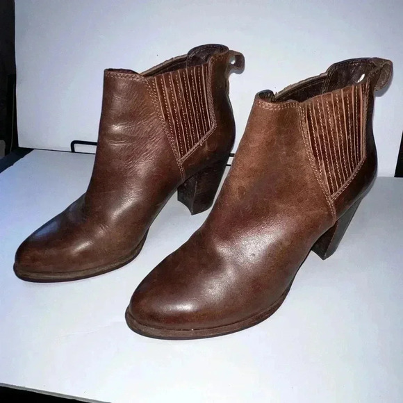 UGG Australia Poppy  Women's Leather Pull On Ankle Boot Shoes Size US 7 EUC - Picture 1 of 9
